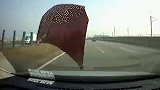 砰！高速路上突然飞来引擎盖 女司机被吓到尖叫