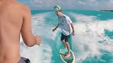 真会玩!2皇马球迷“作死”式示爱 海上冲浪还玩倒钩