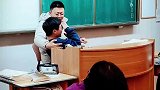男生上课时睡觉被老师发现，老师的做法直接逗笑全班同学