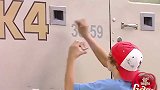 男孩将点燃的火柴丢到车里，车子都冒烟了，真有趣！