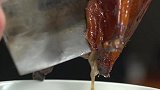 老广的味道斩烧鹅是个技术活，每一刀都有讲究