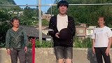 霹雳舞大叔挑战太空舞，舞姿独特节奏卡点到位，吸引了不少人围观
