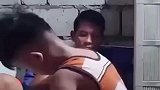 男孩熨衣服被烫到，被爸爸教育后反手报复