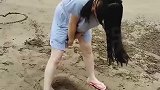 阳光沙滩海浪，美女居然做出这种事，还是你们会玩