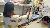 女子在宿舍跟朋友整活，现在没点技能都不能在寝室呆了
