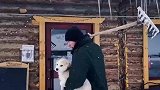 男子分享沉浸式大雪现场，大雪顺着屋檐倾盆而下