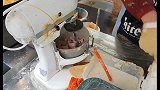 首尔街头，韩式炸鸡秀，要配上本地甜辣酱食用