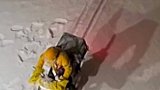 外卖小哥半夜冒雪送餐