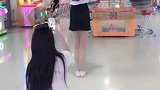 看到美女们在拍视频