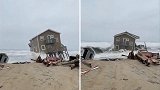 美国两栋海滨别墅被海浪冲塌，房屋在海面上漂浮