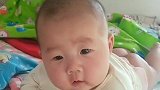小宝宝趴在床上，接下来的表情好萌，两个大眼珠子瞅来瞅去的！