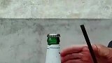 经常喝酒的只用一根筷子就能开啤酒，大爷这操作有点复杂了