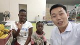 非洲小朋友叫我买香蕉请她吃，原来是她外甥女做小生意赚钱交学费