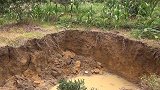 广西一村庄地面持续塌陷现多个坑洞：已撤离42人 诱因不明