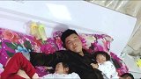 妈妈下班回来看到爸爸带着双胞胎儿女睡着了，又想笑又心酸
