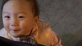 萌娃认错妈妈，最后表情逐渐尴尬，笑容也渐渐消失