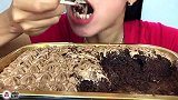 美女试吃McCain盒装巧克力蛋糕
