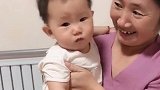 月嫂奶奶回来了，看宝宝的反应，全家都放心了！