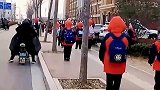 当国歌响起的那一刻，小学生们自觉止步敬礼