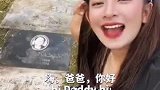 女孩和父亲在墓前的对话，为什么她笑？她答应过父亲不会做个悲伤的人