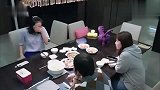 宋茜宠物猪小八爬凳子站不稳，摔个四脚朝天，宋茜直接笑趴了