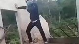 一男子装酷推倒一墙，哪知身后的墙也倒下砸中他的头部
