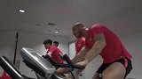 上港备战热身赛  为保持状态球员健身房挥汗如雨