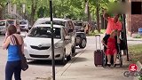 小伙撇下轮椅上的妻子玩去了，帮忙的路人可气坏了