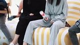 小姐姐你吓我一跳,手机差点跟旁边的小哥哥一样了
