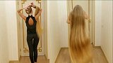 乌克兰女子留1.8米长发，称有十多个男人向她求婚还有人想闻
