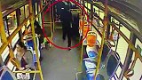 愤怒！女子公交车上疑遭男乘客猥亵 头发上有“不明液体”