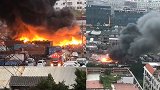 突发！福建一停车场发生火灾 上百辆车被烧毁