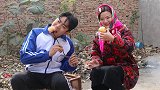 短剧:千万和妈妈烤苹果，苹果烤好了千万让妈妈先吃，千万真孝顺