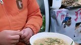 男子喝汤用一根筷子完美分离表面的香菜