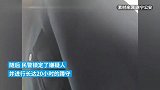 民警锁定偷车大爷，坐在大爷的车上等他现身