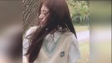 鞠婧祎为拍照坐在树杈上，当相机抓拍全身照，坐姿尽显女体面