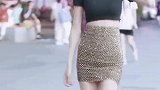 街拍小姐姐身材颜值没得说，性感的穿搭，让人百看不厌