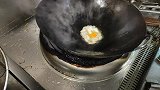 原来饭店是这样煎荷包蛋的，难怪不散碎，和你们在家做的一样吗