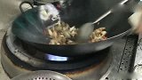 老板从农村请的大厨，看他炒个拆骨肉荷包蛋，这技术最少一万八