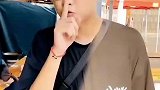 你别说，这牛仔裤挺白的