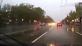 实拍：雨天路滑车祸事故，一定要注意啊！