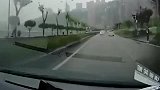 别克司机强行变道，车顶翻车要负全责，车子当场报废！
