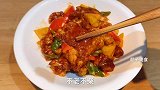 原来菠萝咕咾肉做法如此简单，掌握拍粉烹汁技巧，酸甜酥脆不回软
