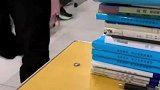 女孩记录同桌每天给自己接热水