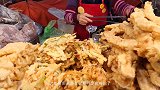 大妈开的小吃摊，一出摊都会一售而空，还被食客取了个有趣的名字