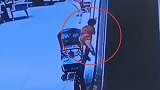 孩子爬上电梯扶手险坠落 热心女子反应迅速一把救回
