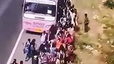 公交车当火车用，颠覆了你的认知