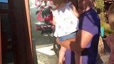 吃完饭继续出发，双胞胎姐妹上街转一圈，真是太可爱了！
