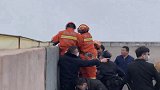 湖北荆州：60米高楼命悬一线 10人拉“人链”救援
