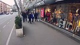道具蛇恶作剧，用道具蛇在街上吓路人，路人非常的惊讶
